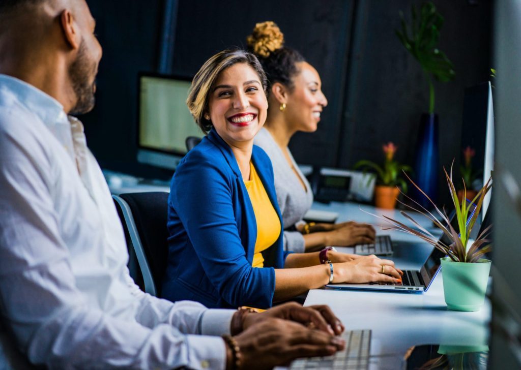 mulher feliz com as vantagens de um hub de integração