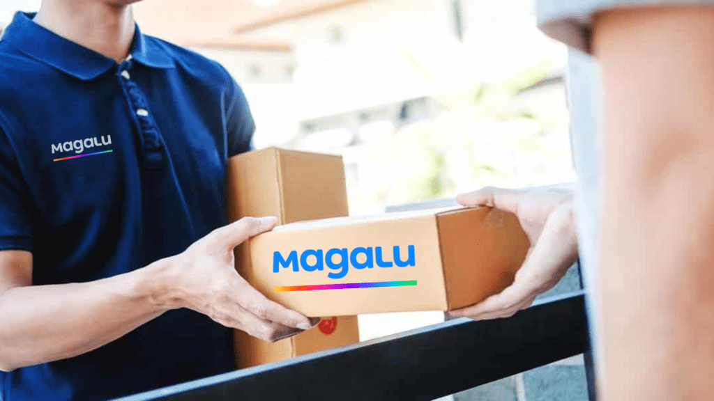 Entregador, entregando encomenda do Magalu Marketplace ao cliente final