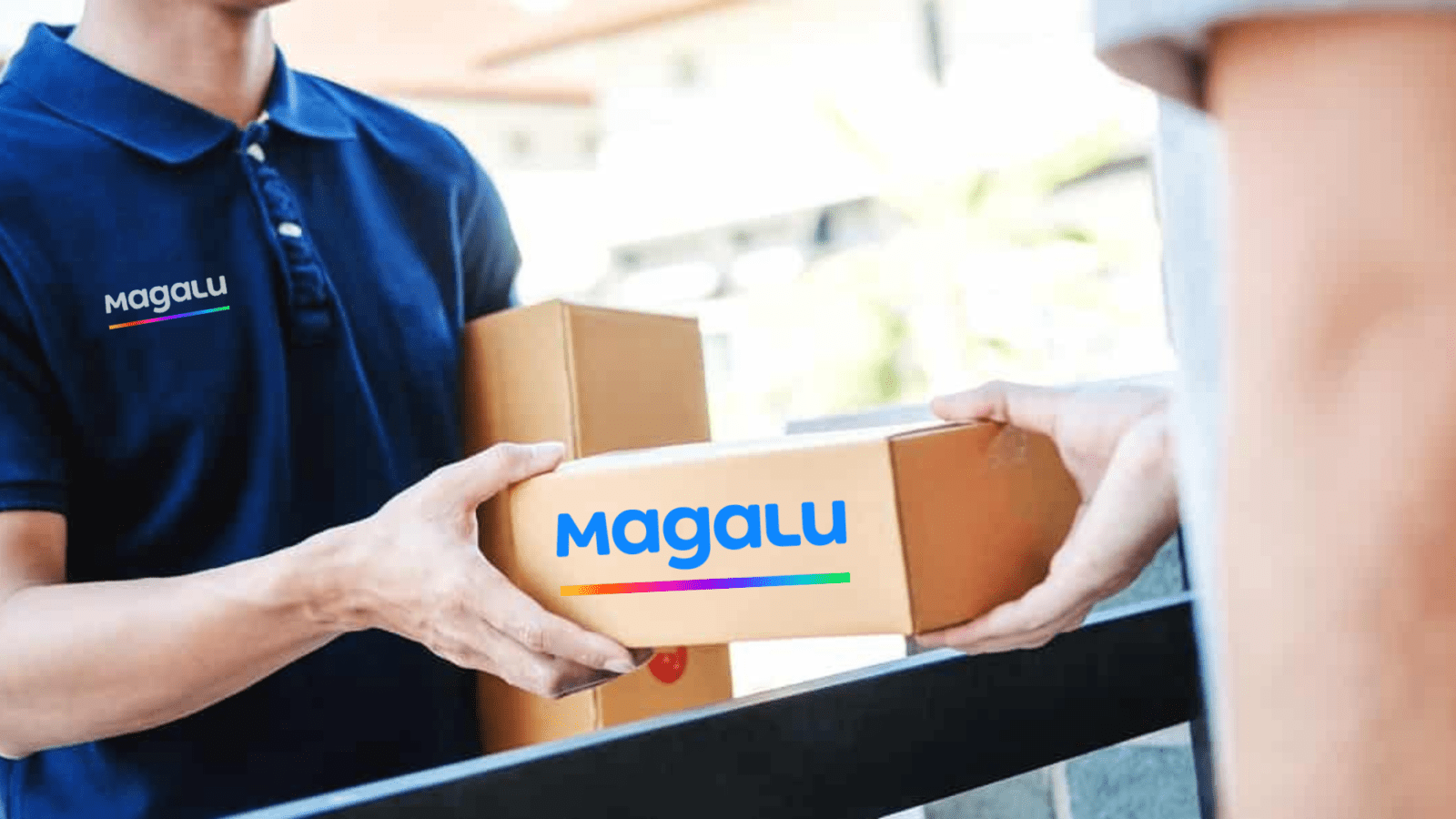 Entregador, entregando encomenda do Magalu Marketplace ao cliente final