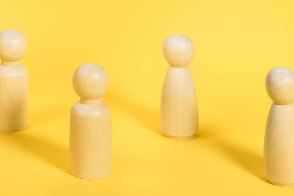 Shopee ou Mercado Livre: em qual desses 2 devo começar a vender? 7 fundo amarelo bonecos