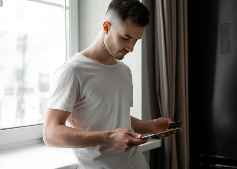 Homem conferindo o desempenho de seu e-commerce em um tablet.