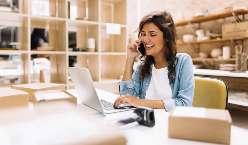 imagem mostra mulher sorrindo e feliz, enquanto compra em um marketplace após entender o que é marketplace