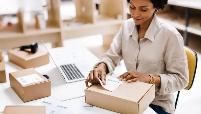 moça preparando encomenda de envio same day