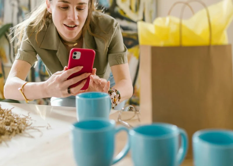 Mulher fotografando produtos para a sua loja virtual.