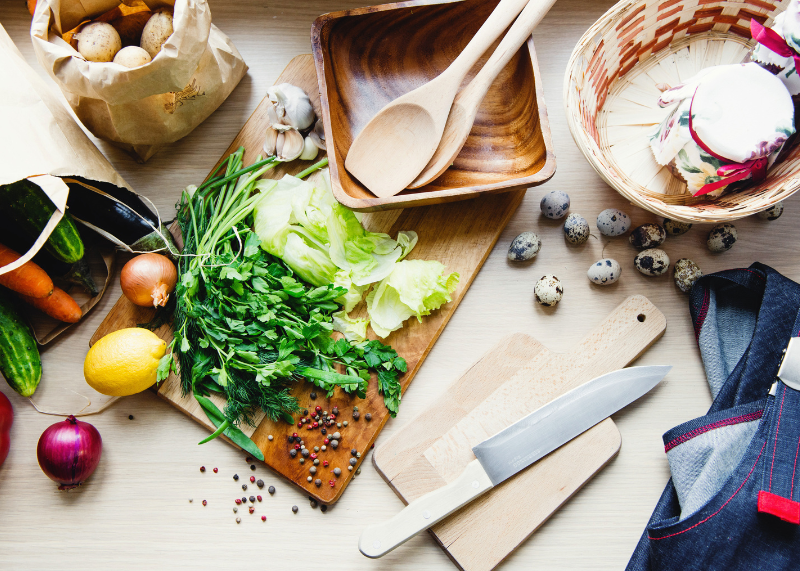 Quais são as categorias e produtos mais vendidos na Amazon? 1 Imagem com alimentos e utensílios em cima de uma bancada, simbolizando produtos mais vendidos na Amazon.