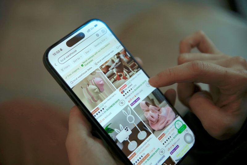 Black Friday 2026: Como vender com escala nos marketplaces 1 Pessoa navegando em aplicativo de compras e marketplace pelo celular durante promoções da Black Friday 2026.